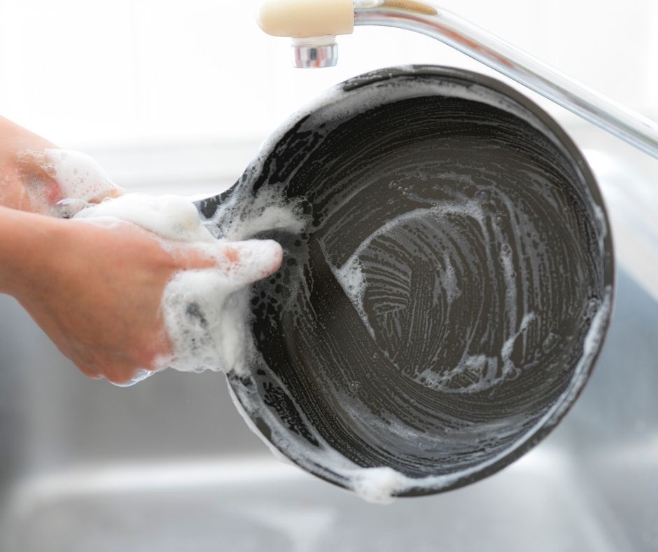 Cách vệ sinh chảo chống dính sau khi nấu ăn mà không làm trầy xước