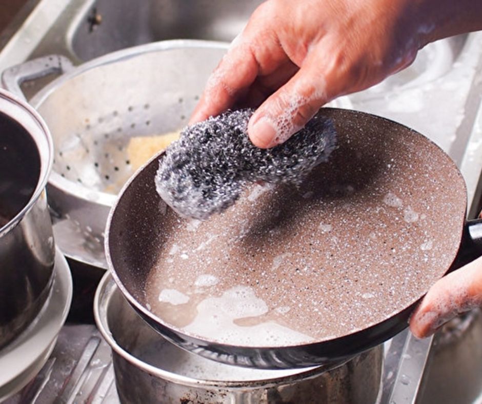 Vệ sinh và bảo quản chảo chống dính đúng cách để sử dụng lâu dài