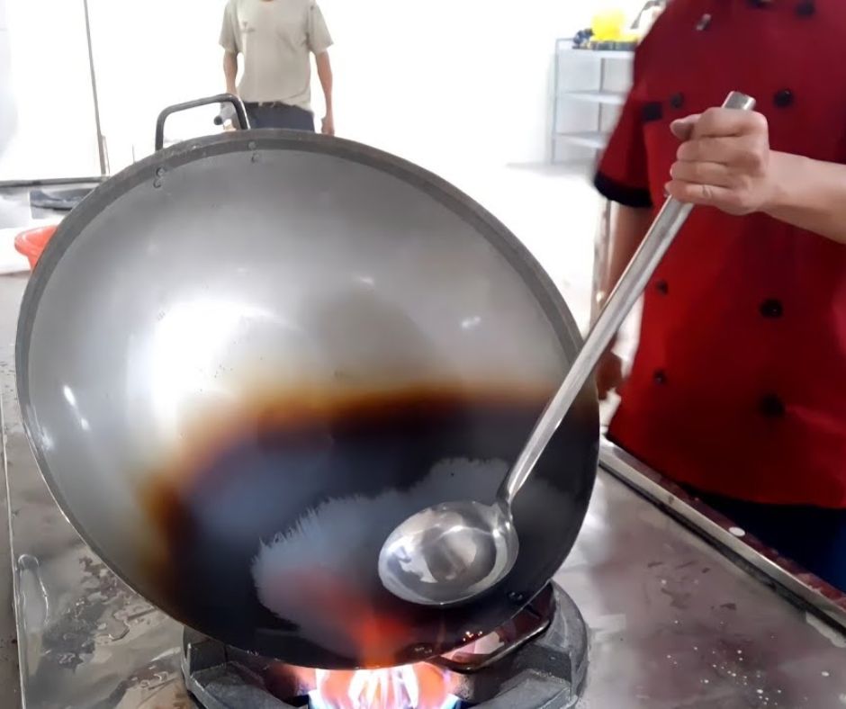 Chảo thép chống dính dẫn nhiệt tốt và đều.