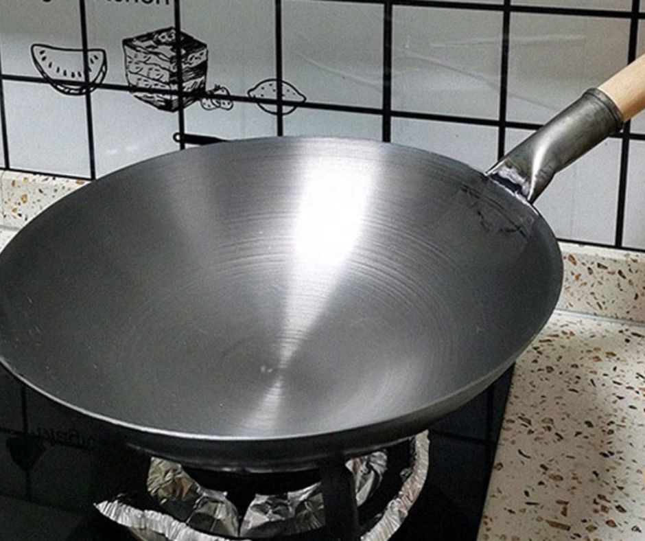 Chảo thép chống dính giúp đảo thức ăn dễ dàng.