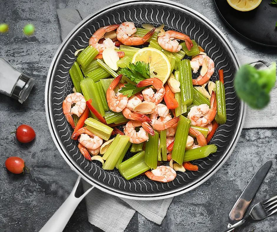 Chảo chống dính tổ ong thường được làm từ inox, gang hoặc nhôm tùy hãng.